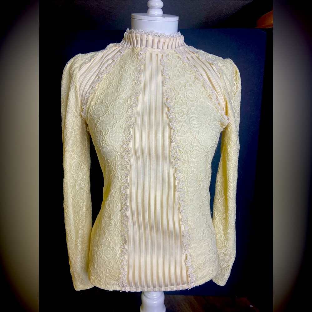Vintage long sleeve lace top. Size small